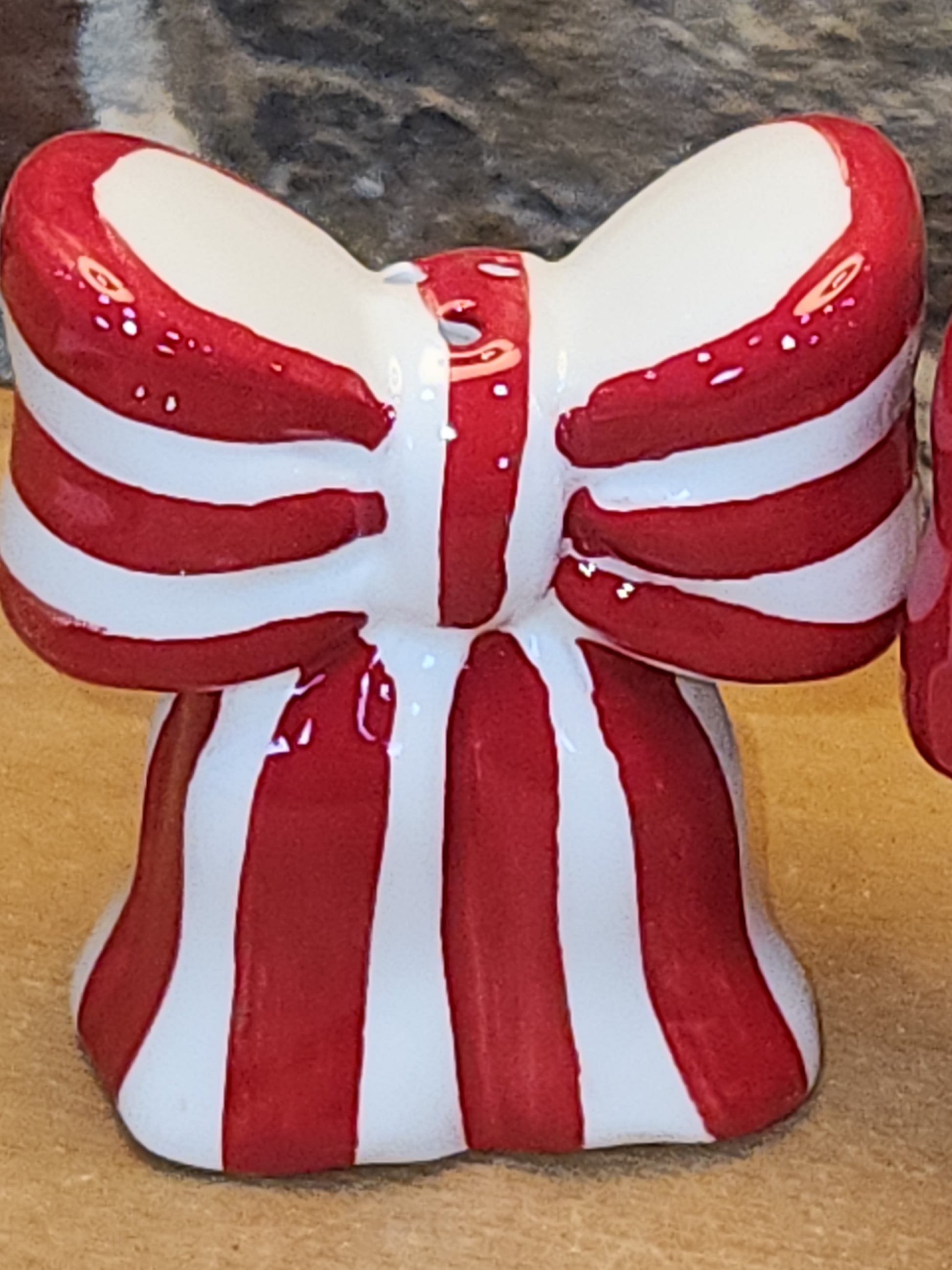 Salt and Pepper Shakers Ribbons Bows Red and Stripped sp13