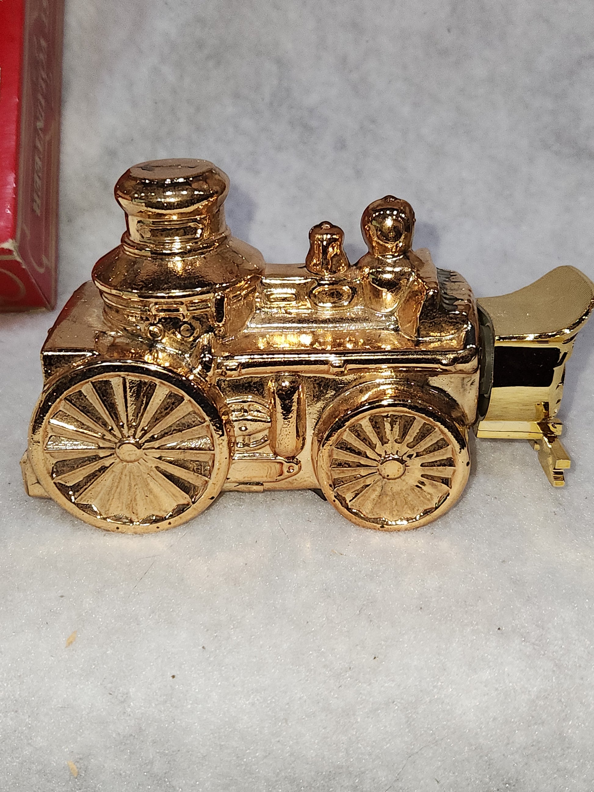 Avon Decanter First Volunteer gold fire truck Oland Cologne CLEARANCE av561