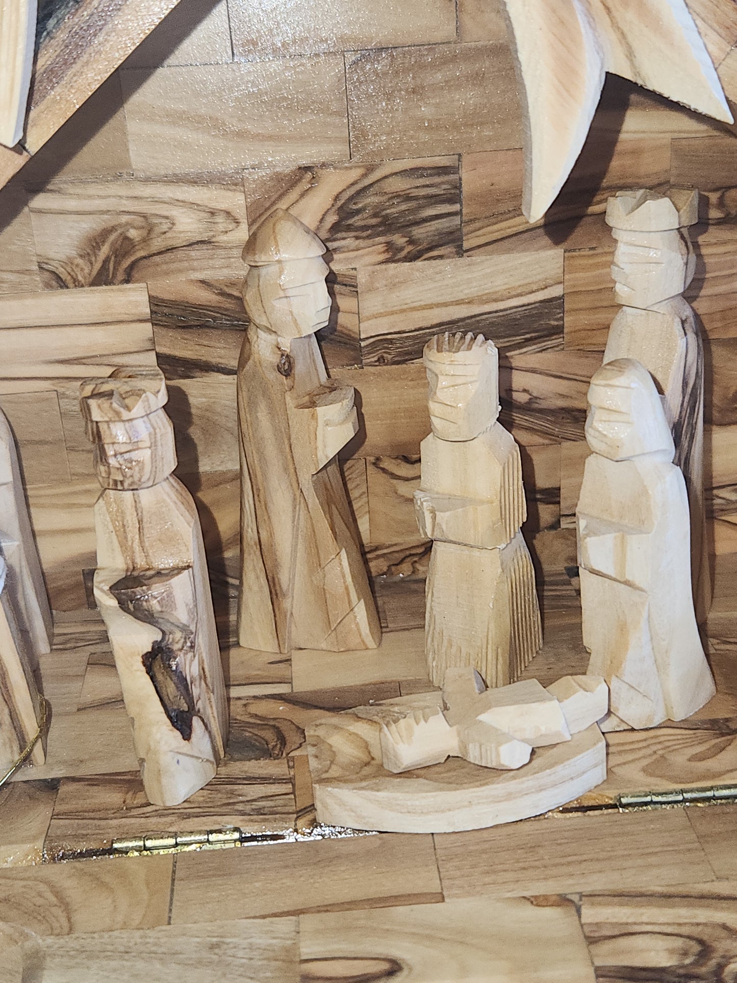 Mini Stable with hard cut nativity figures nat89