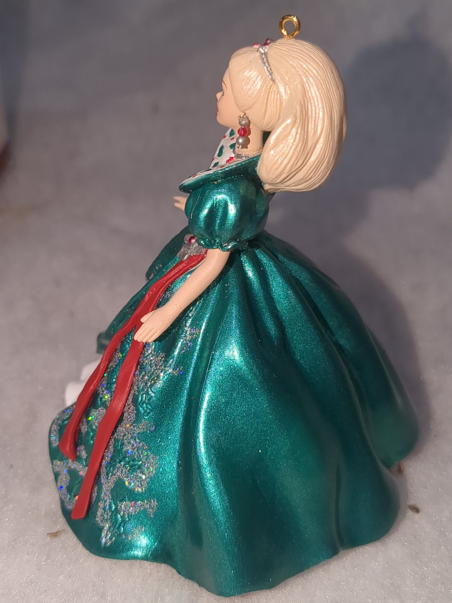 1995 Hallmark Holiday Barbie. 3rd in Holiday Barbies Series. New box and bubble wrap. Hob7