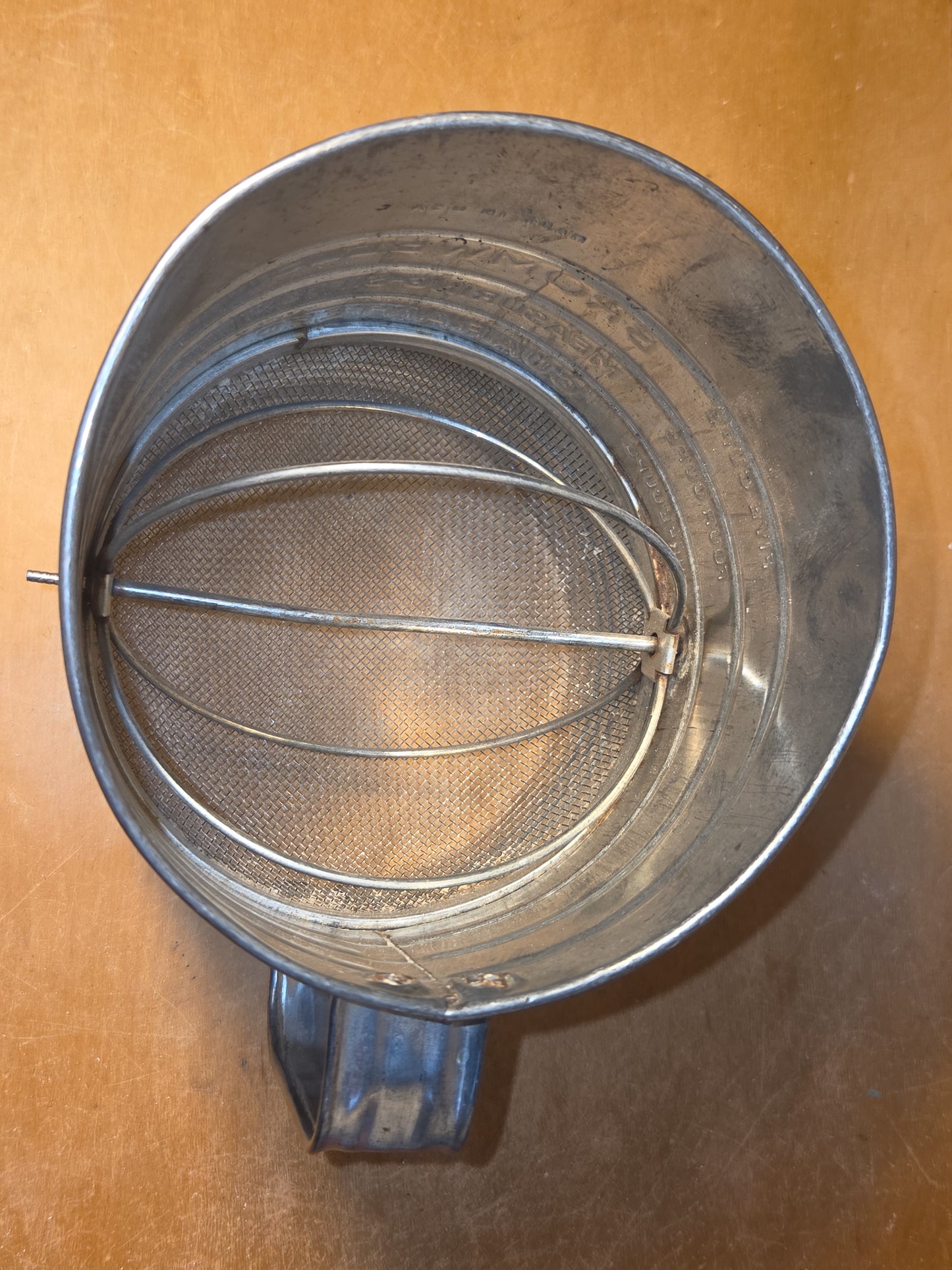 Bromwell's Vintage 5-Cup Measuring Flour Sifter with Red Turn Crank and Handle fs88