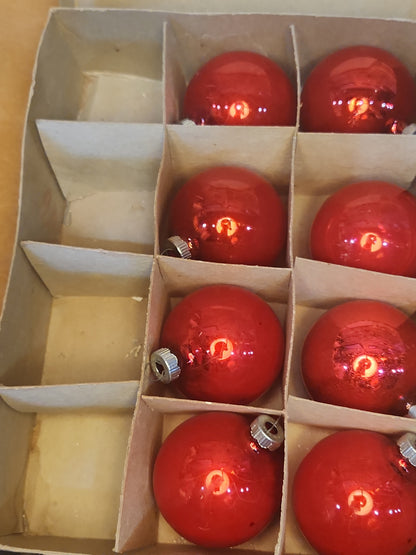 Vintage Shiny Brite 2 1/2" Red Ornaments in Box. Incomplete set. AS IS bo81