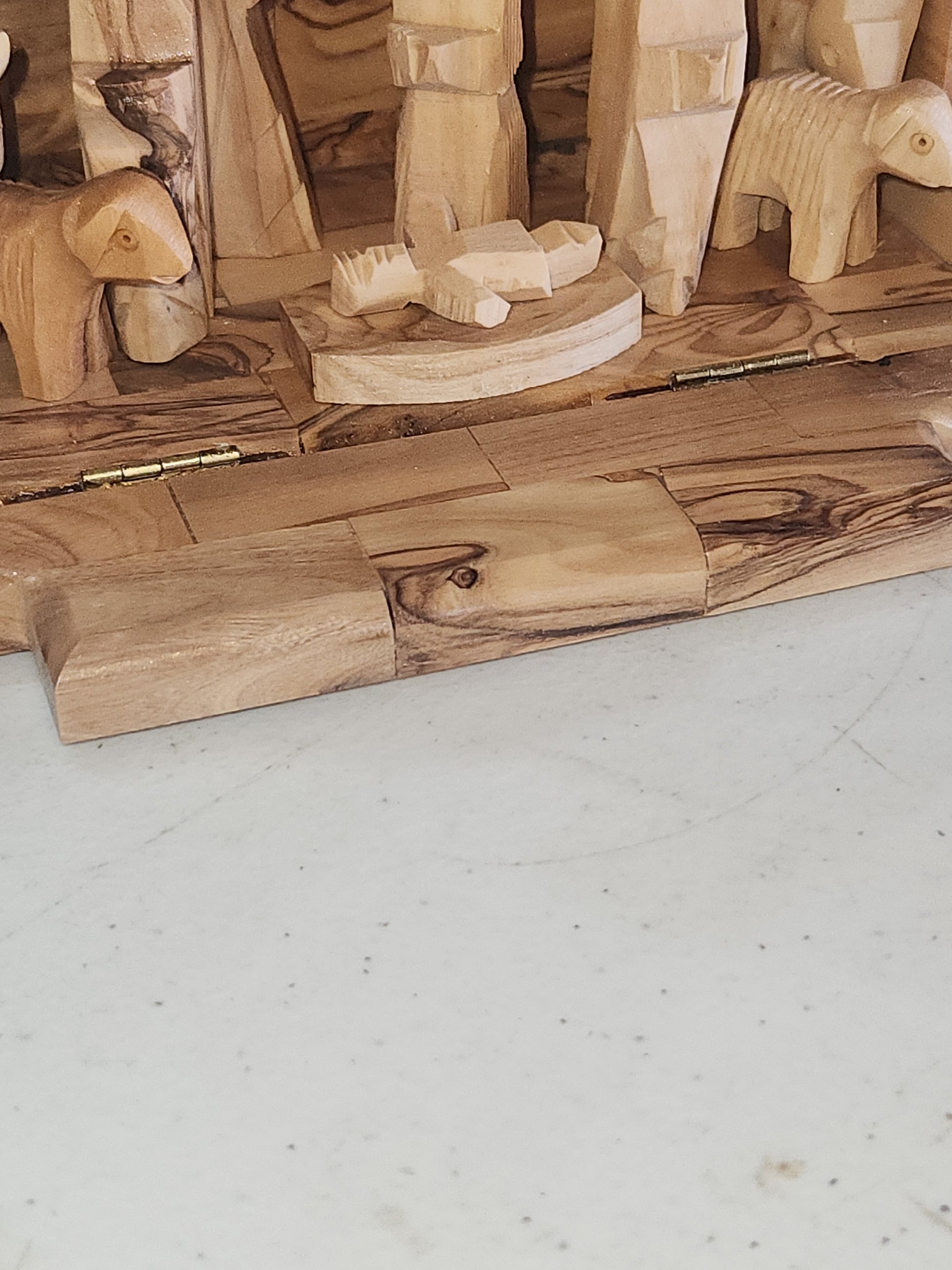 Mini Stable with hard cut nativity figures nat89
