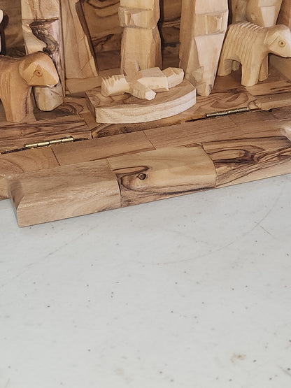 Mini Stable with hard cut nativity figures nat89