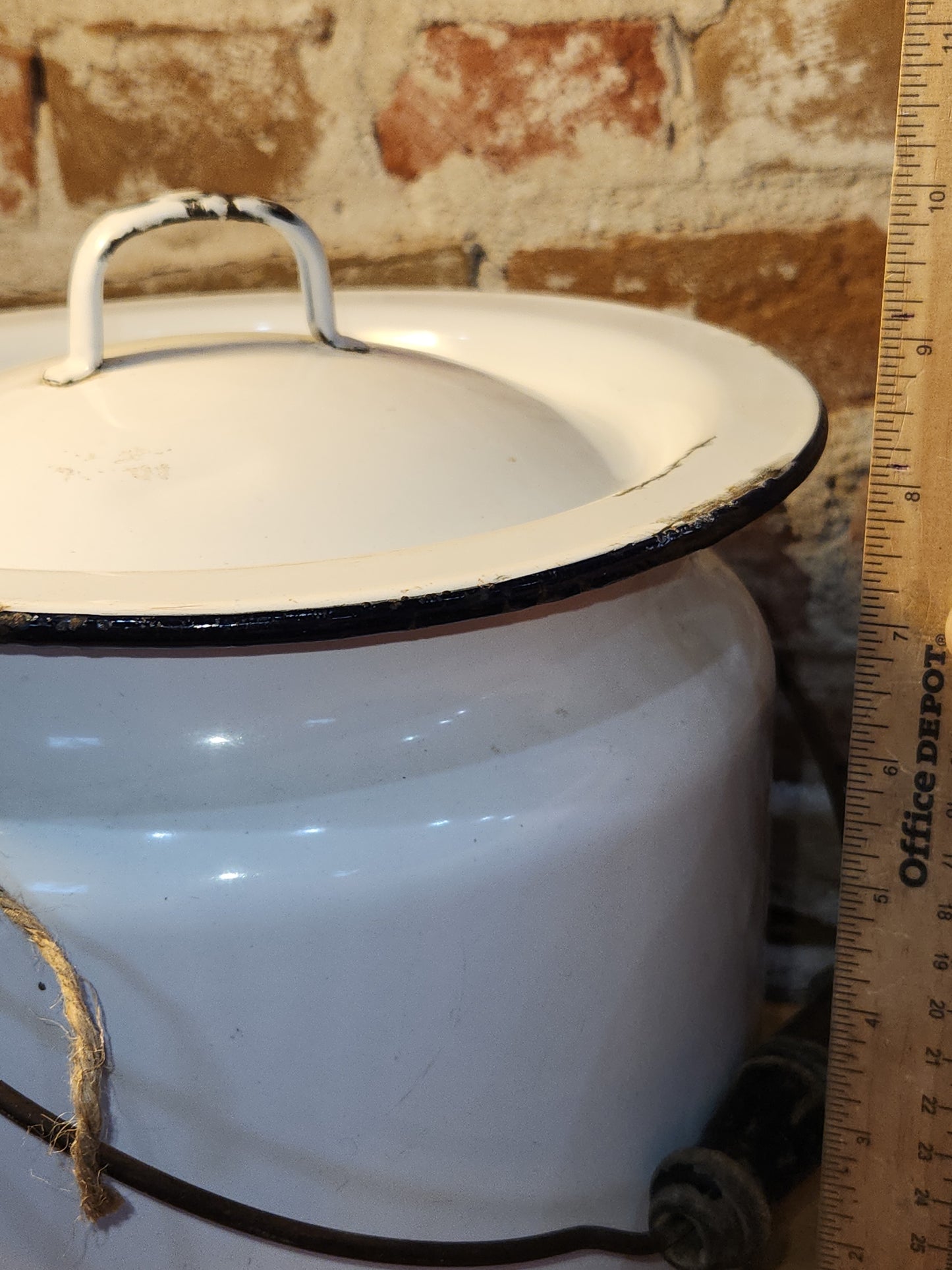 Vintage Enamelware Pot with Lid and Carry Handle Chamber Pot ew112