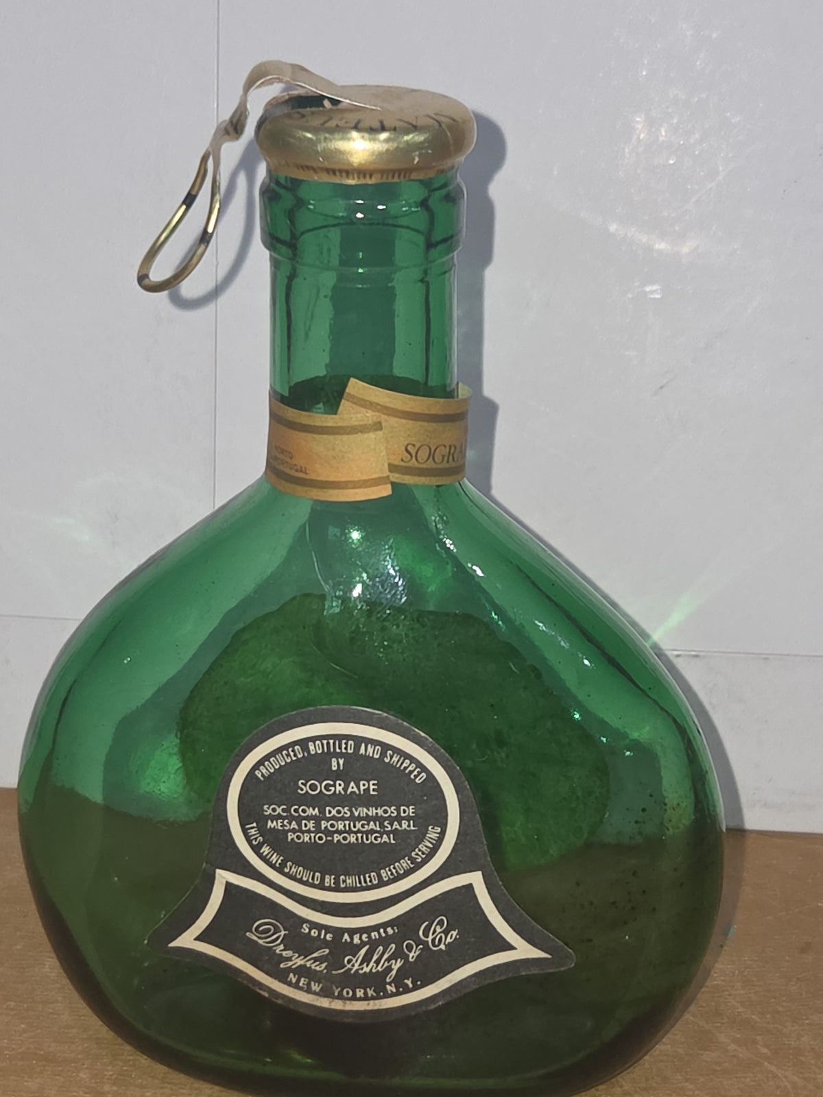 Vintage Mateus Rose Wine Bottle Green Metal Pull Cap AS IS Label Torn vb98