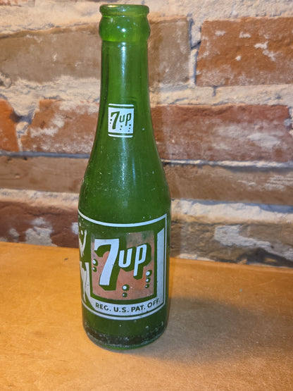 Vintage Soda Bottle 7-Up Bubbles & Swimsuit Lady Green Glass Lincoln vsb6l