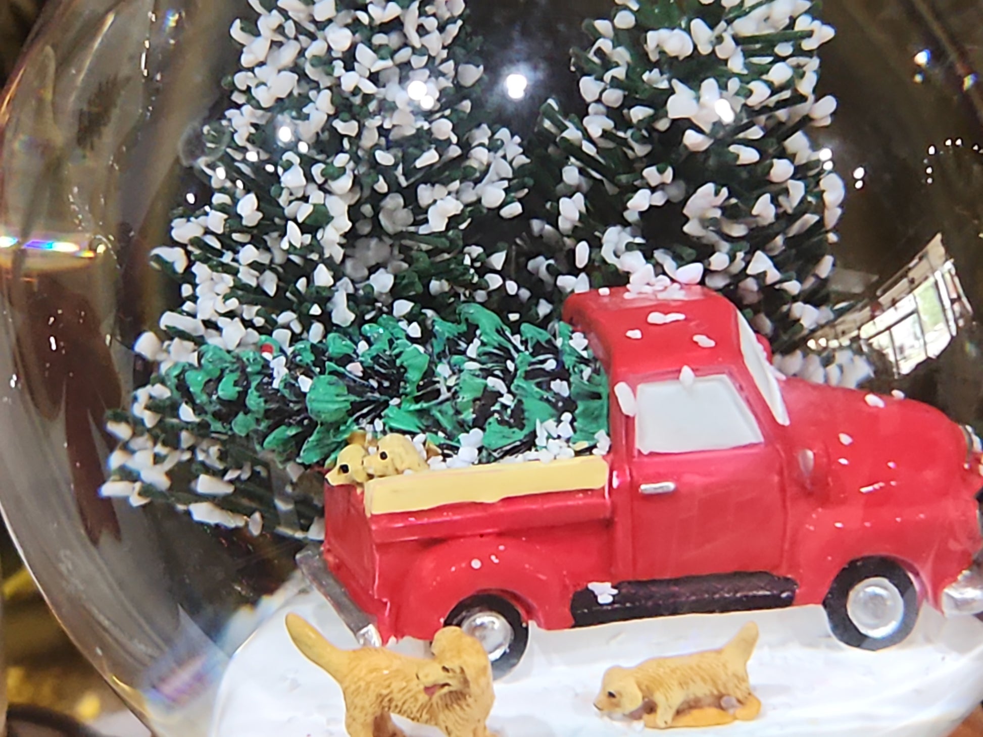 5"H Musical Red Truck w/Dogs globe sg64