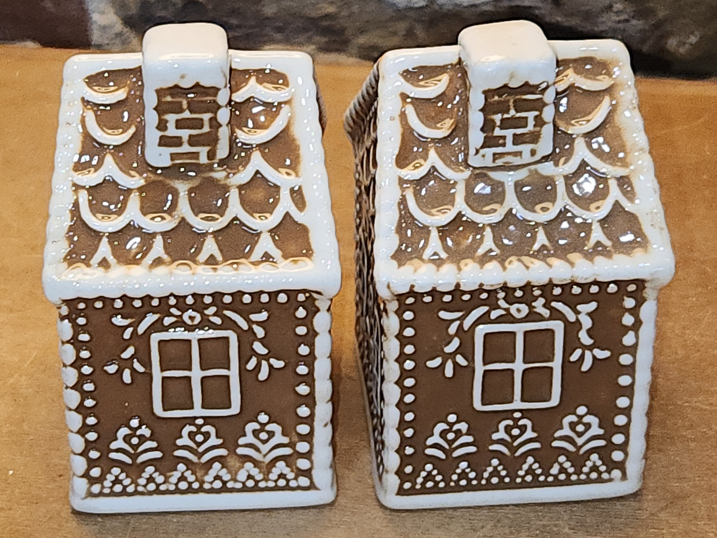 Salt and Pepper Shakers Gungerbread Houses sp11