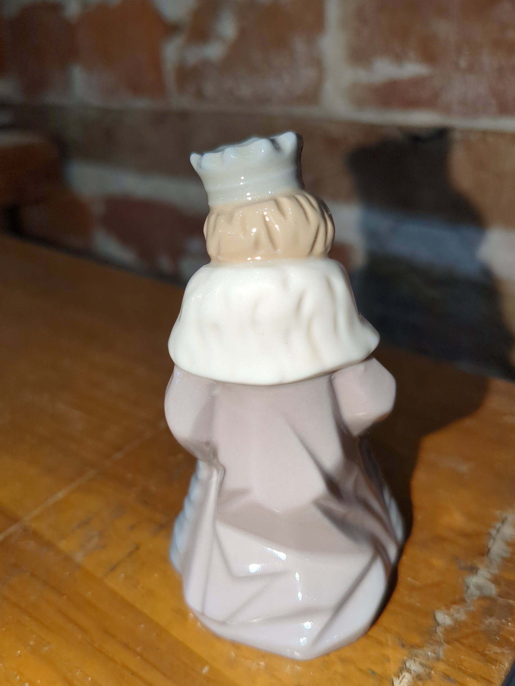 Vintage replacement piece for Hallmark ceramic 11 piece nativity set. WISEMAN #2 ONLY
