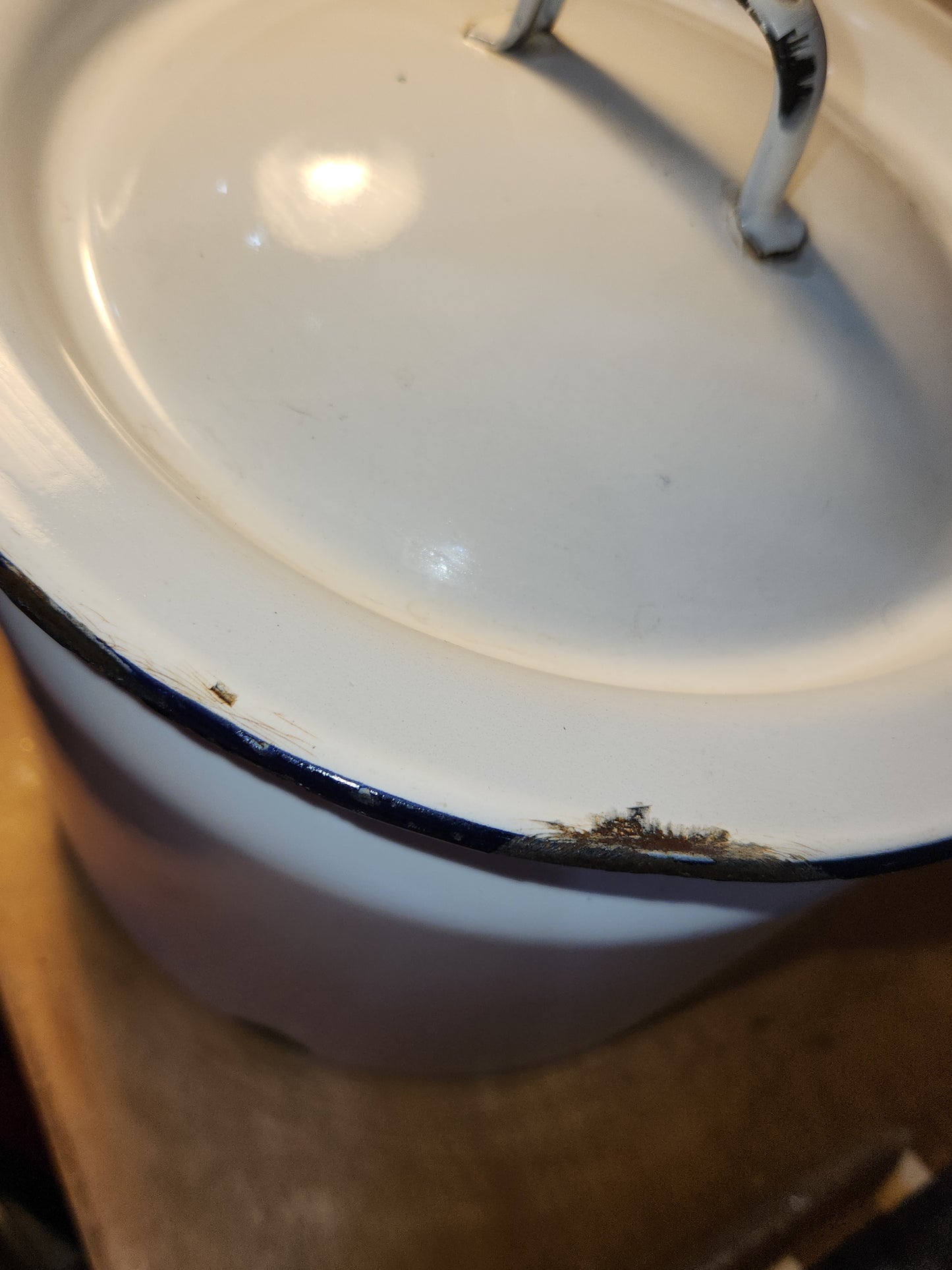 Vintage Enamelware Pot with Lid and Carry Handle Chamber Pot ew112