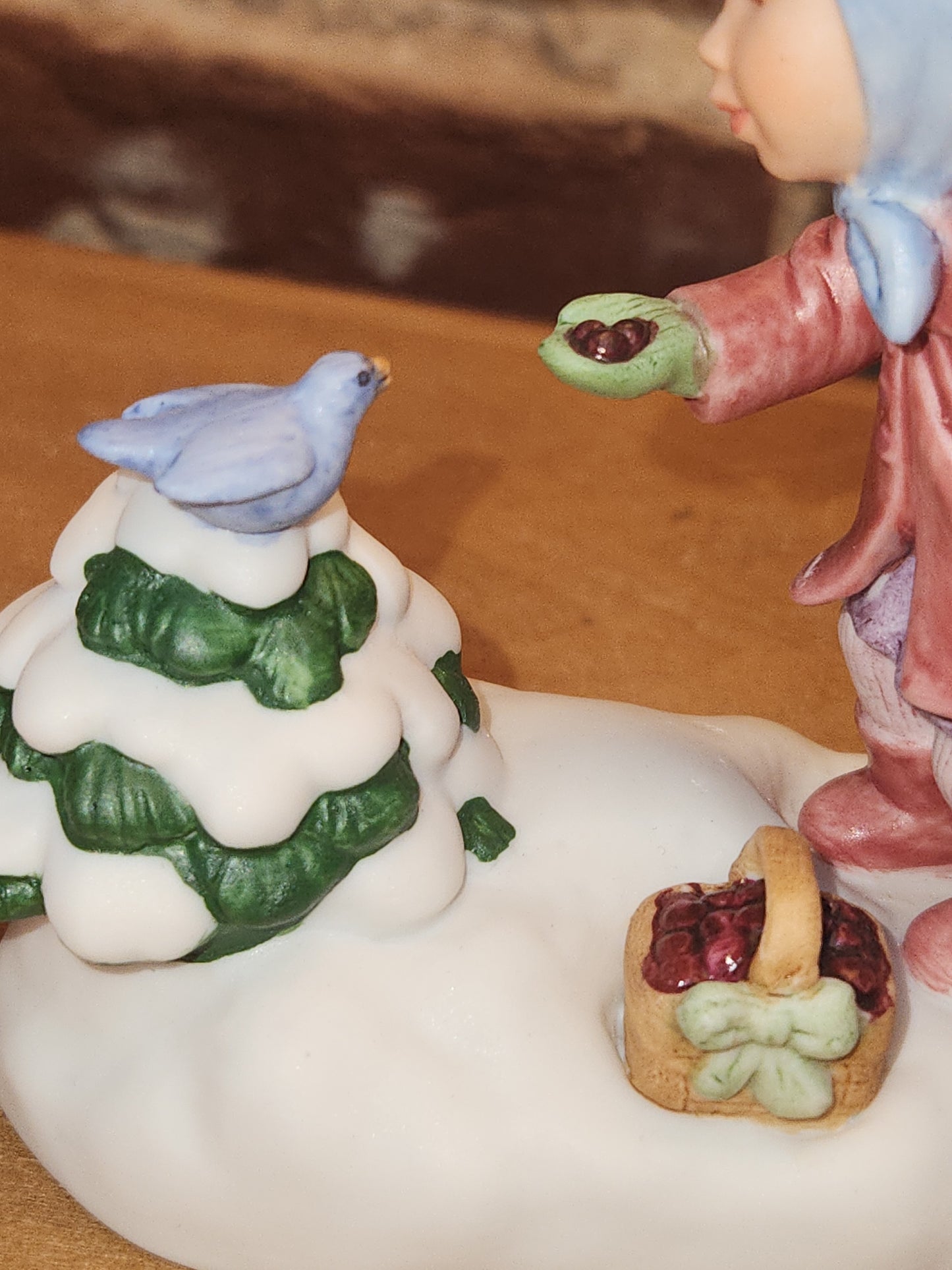 Vintage Avon We Wish You A Merry Christmas Musical Porcelain Figurine 1986 av70