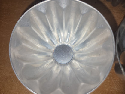 Vintage Set of 10 Small Aluminum Scalloped Fluted Tins Molds Cups Bundt Pans AS IS al23