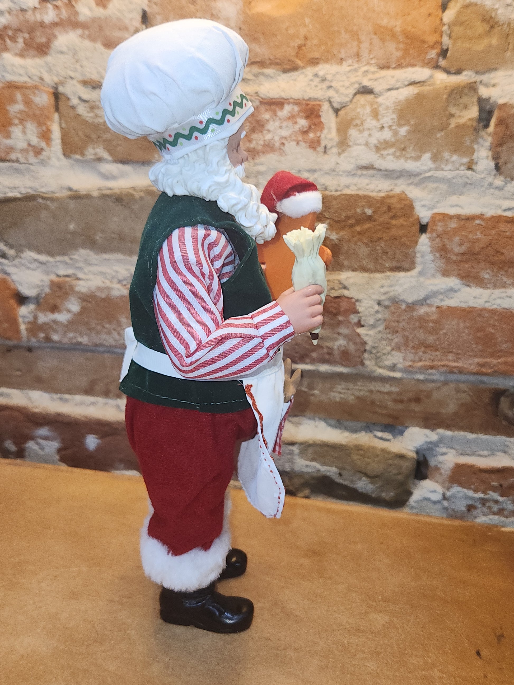 Roman Collectible Santa Baker with Gingerbread Cookie