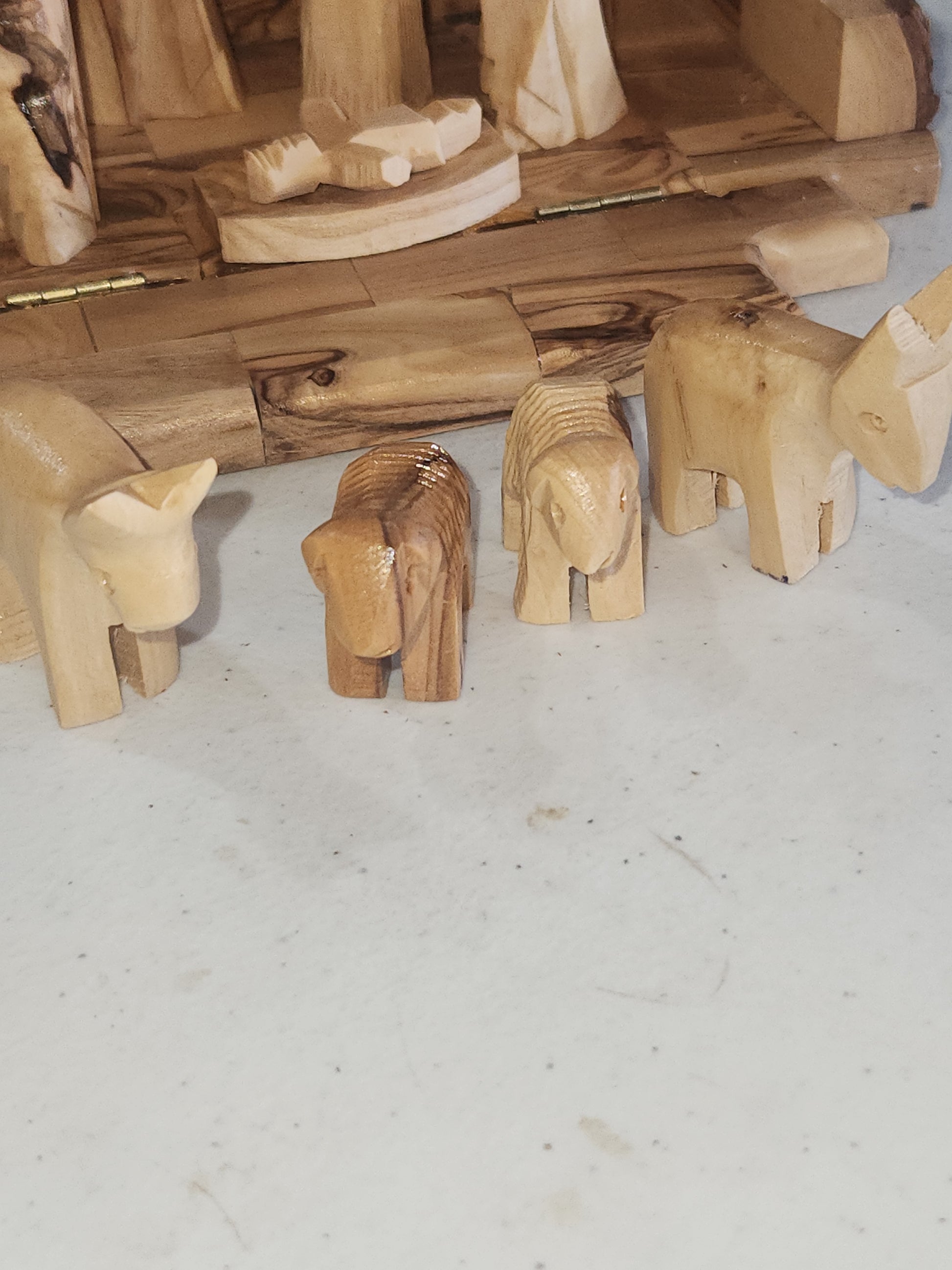 Mini Stable with hard cut nativity figures nat89