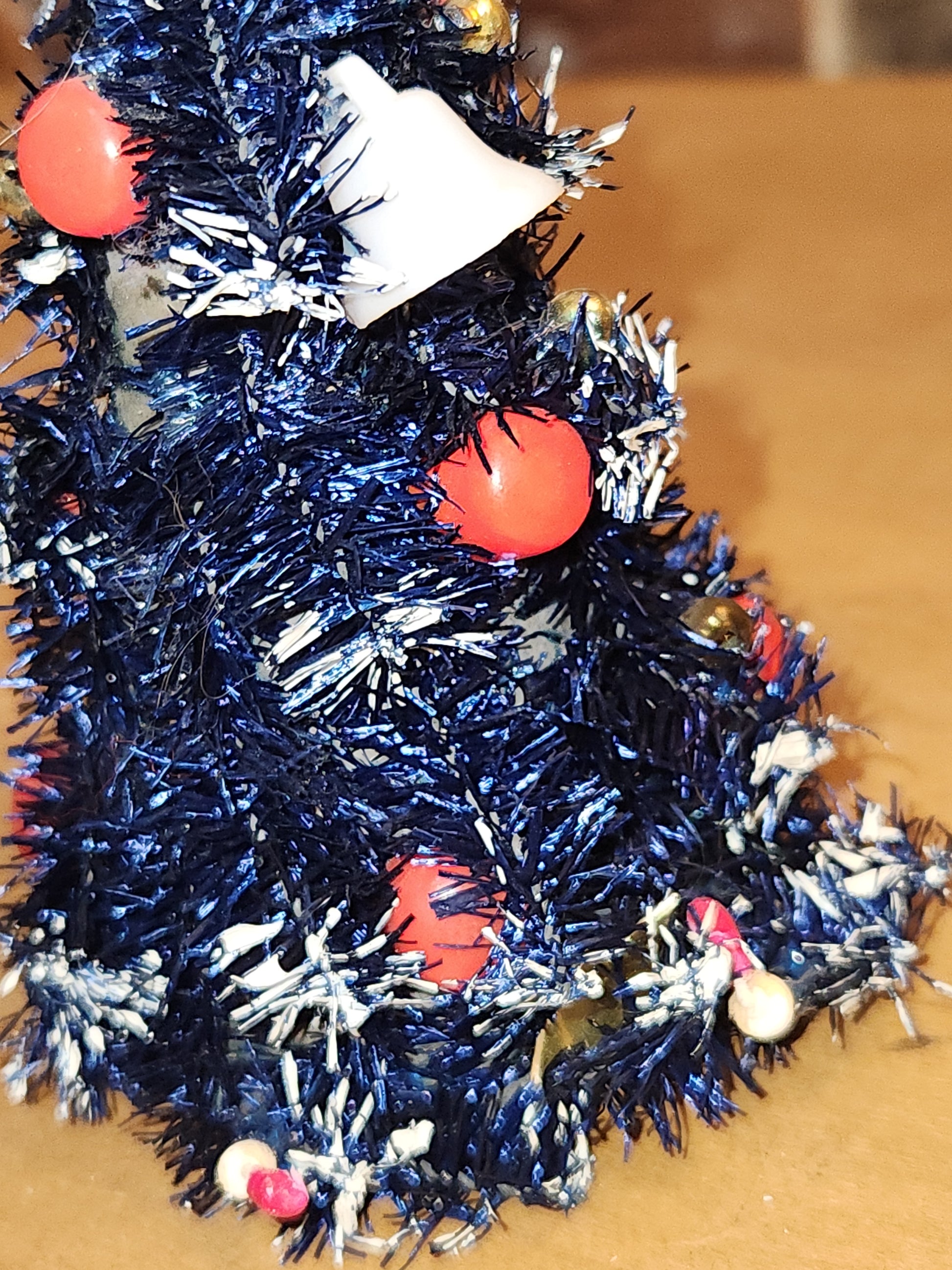 Vintage Bottle Brush Tree from 1950's Made in Japan Winking Merry Lite. Bulbs Glow UV light AS IS no lights no base bbt4