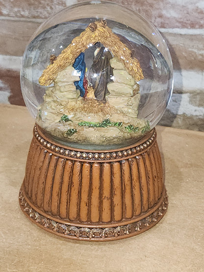Christmas Nativity Musical Snow Globe Glitterdome Wind up to Play O'Holy Night 100mm nsg1