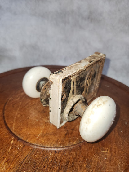 Kn8 Antique White Door Knob and Lock Set kn8