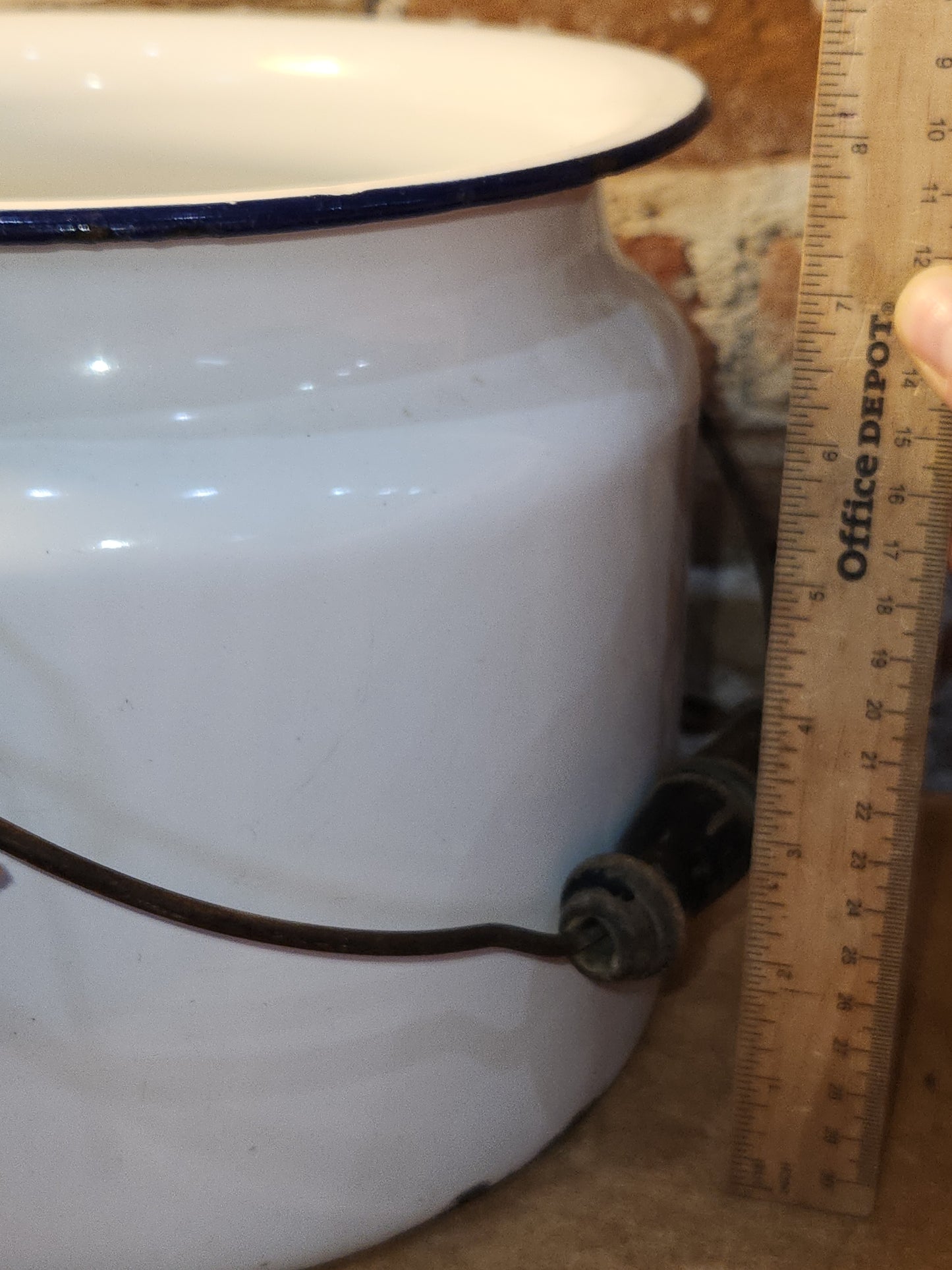 Vintage Enamelware Pot with Lid and Carry Handle Chamber Pot ew112