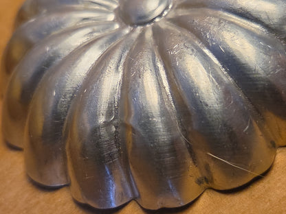 Vintage Sandbakkel Small Aluminu. Tins Molds Cups Pans Set of 9 3" x 1/2" al61