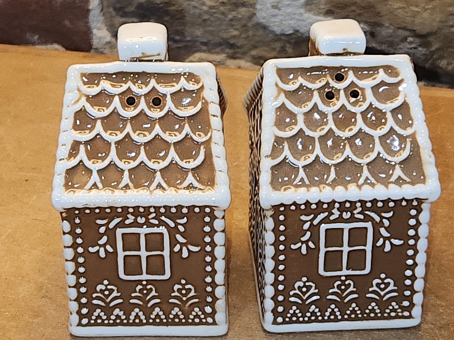 Salt and Pepper Shakers Gungerbread Houses sp11