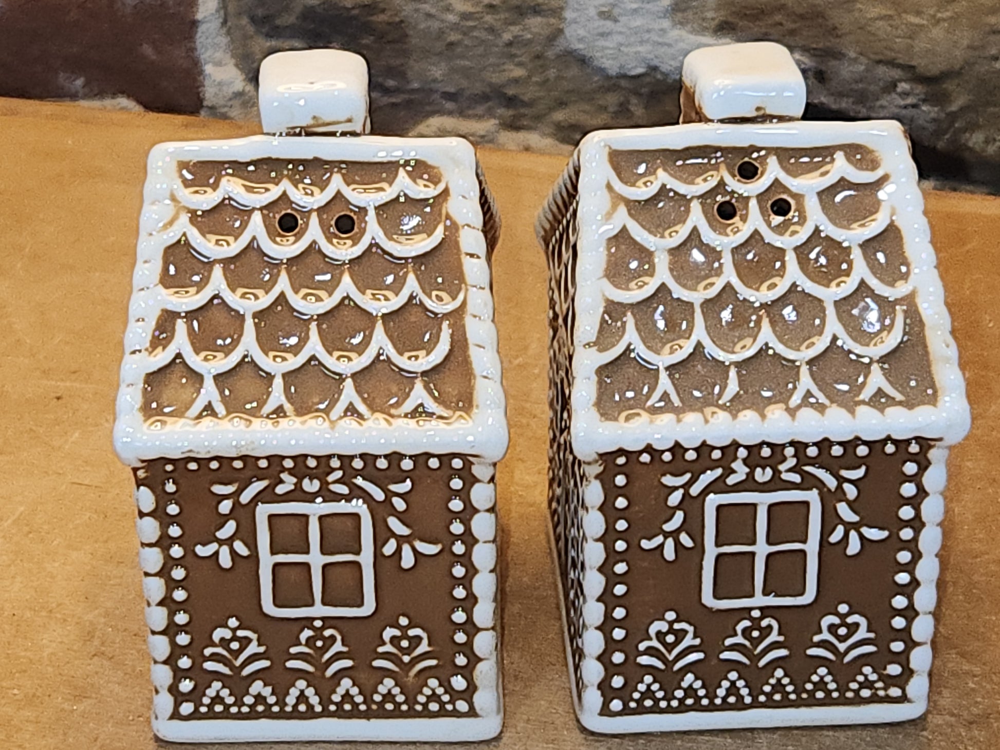 Salt and Pepper Shakers Gungerbread Houses sp11