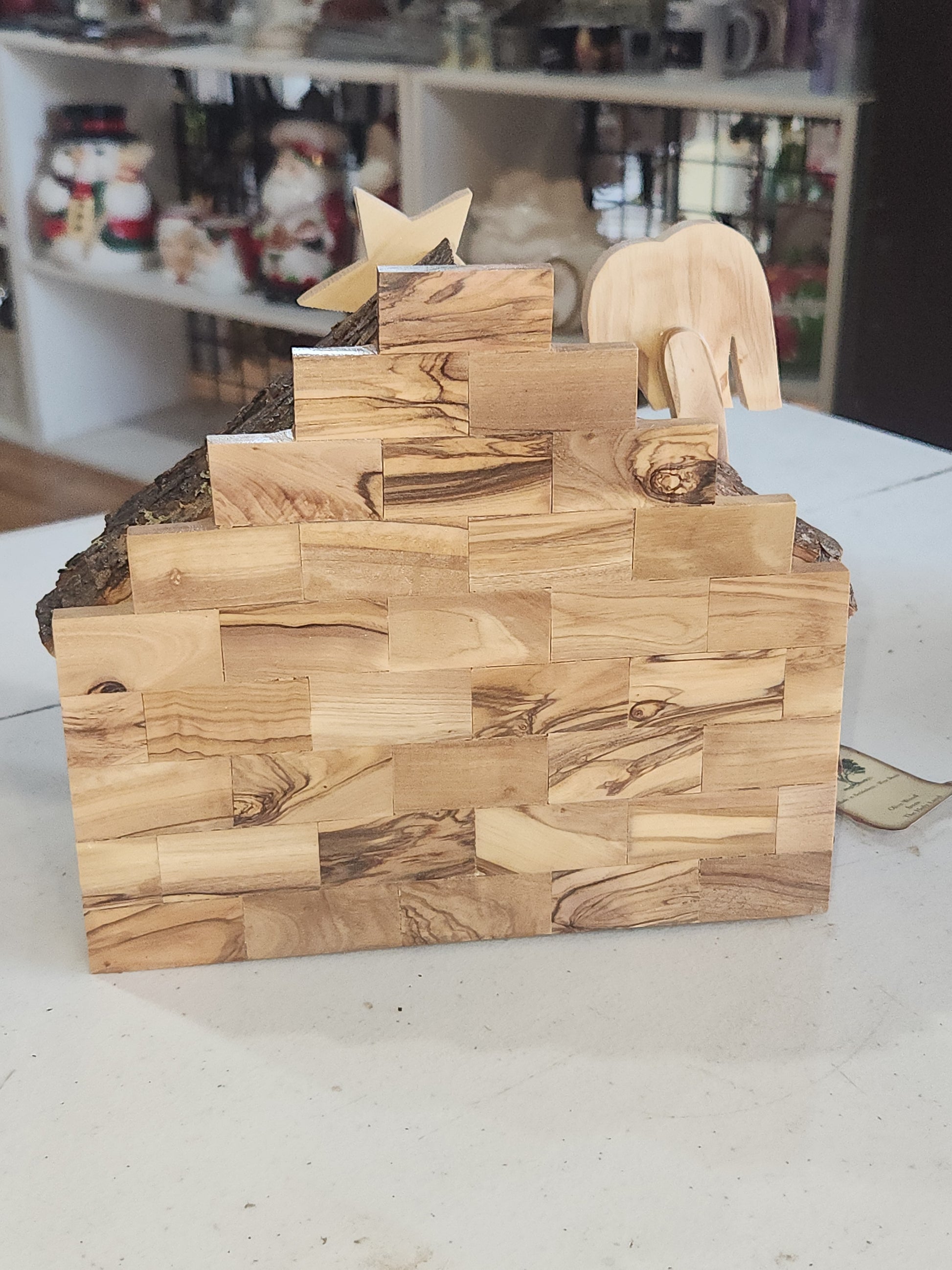Mini Stable with hard cut nativity figures nat89