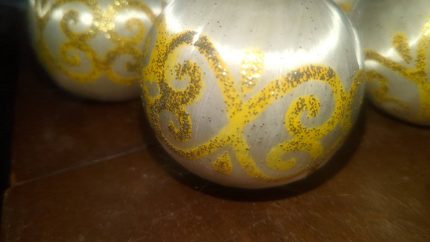 082 Vintage satin ornaments