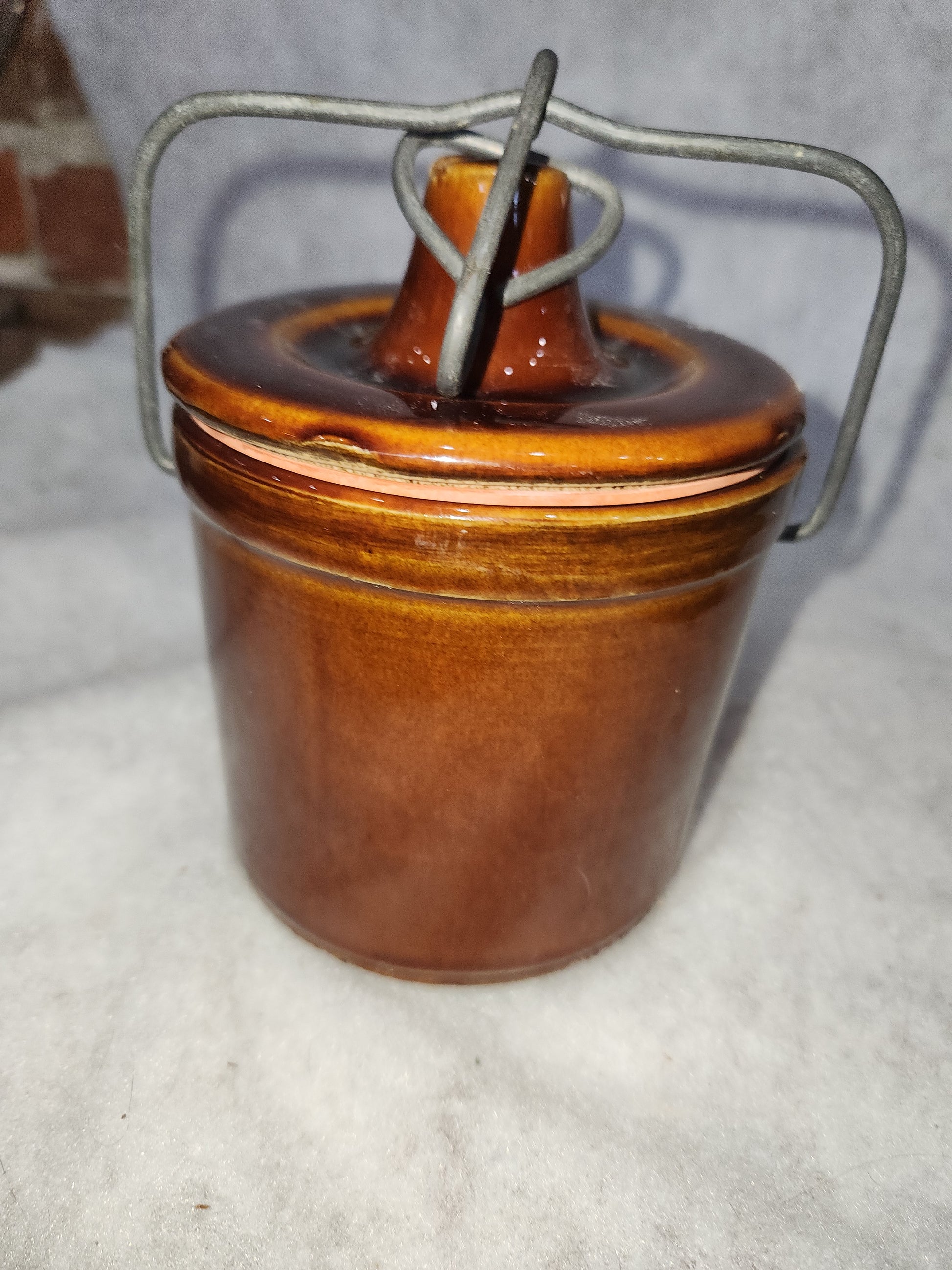 Vintage brown pottery crock lid and metal bail pot59