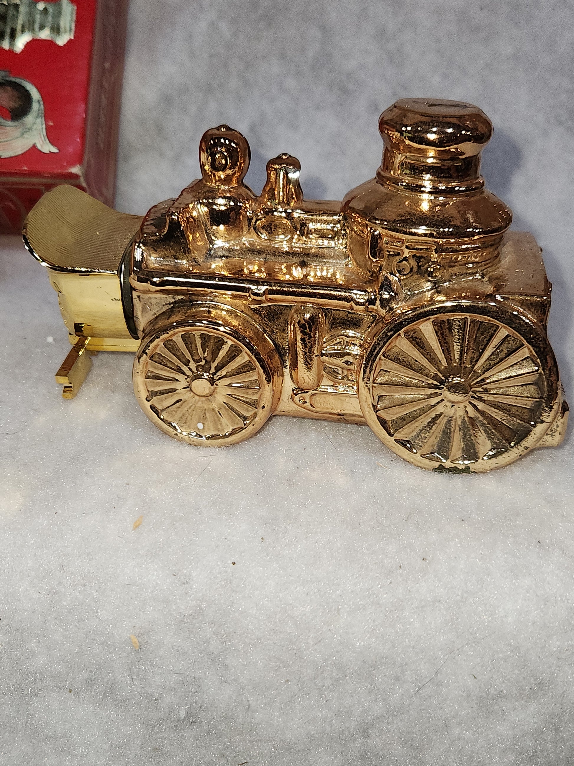 Avon Decanter First Volunteer gold fire truck Oland Cologne CLEARANCE av561