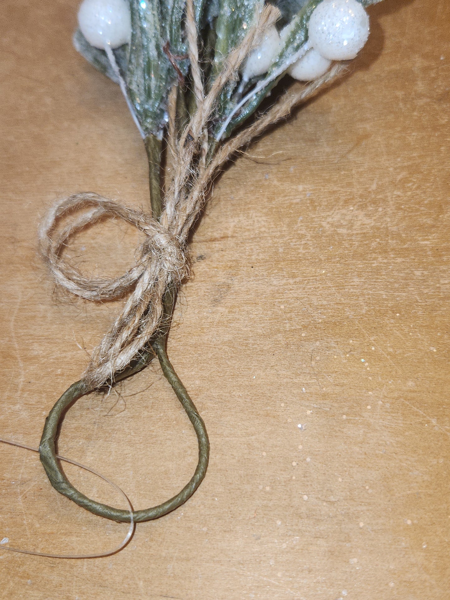 Glittered Mistletoe Ornament mo3
