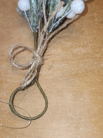 Glittered Mistletoe Ornament mo3