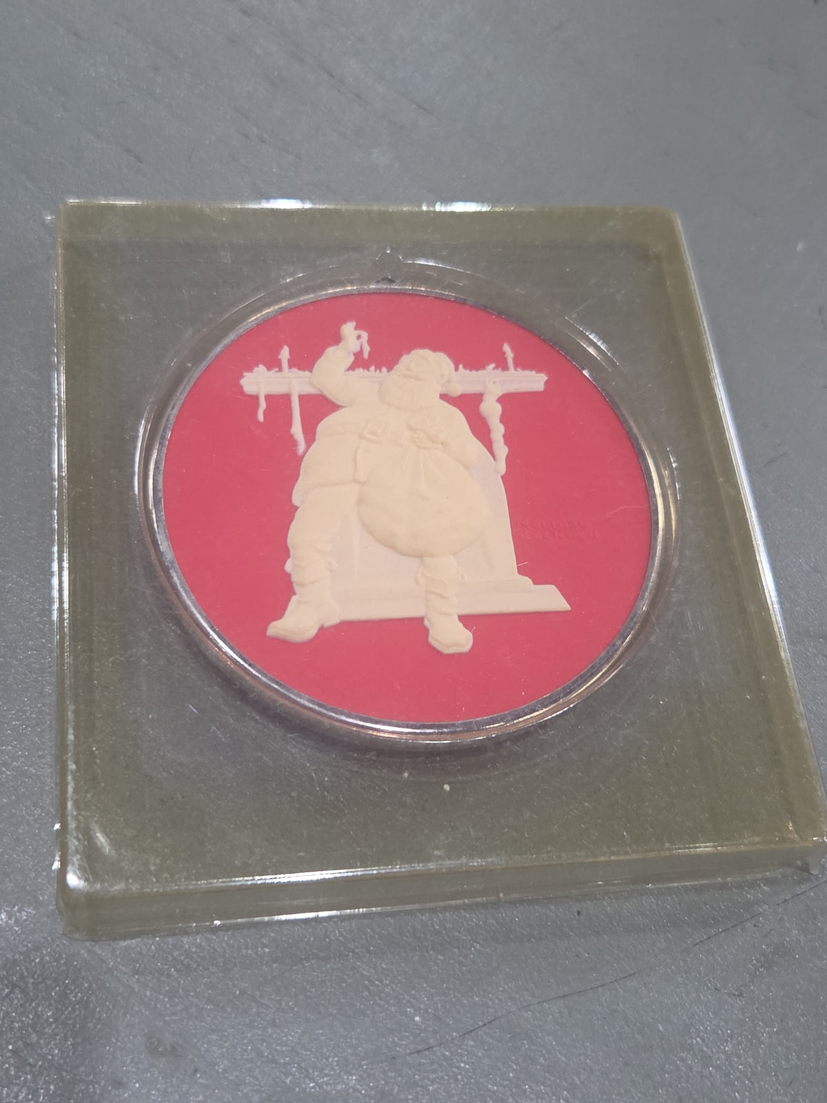 Vintage Hallmark Keepsake Norman Rockwell Cameo Ornament 3rd in Series 1982
