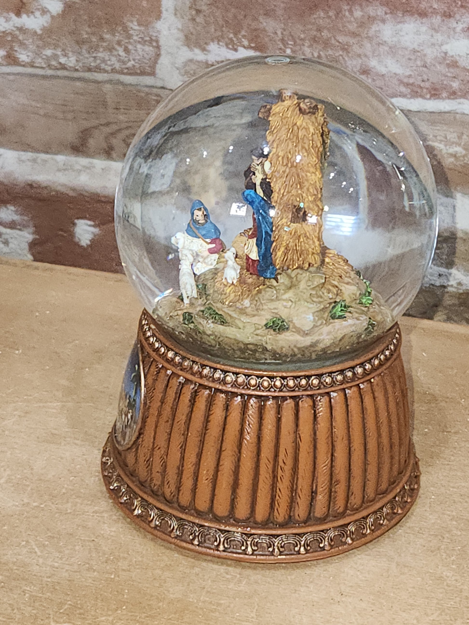 Christmas Nativity Musical Snow Globe Glitterdome Wind up to Play O'Holy Night 100mm nsg1