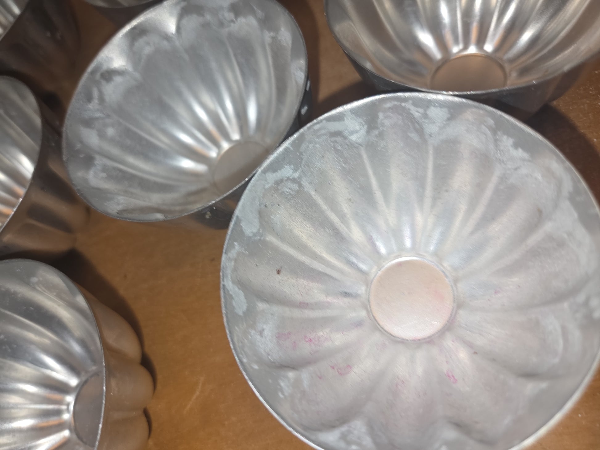 Vintage Set of 10 Small Aluminum Scalloped Fluted Tins Molds Cups Bundt Pans AS IS al23