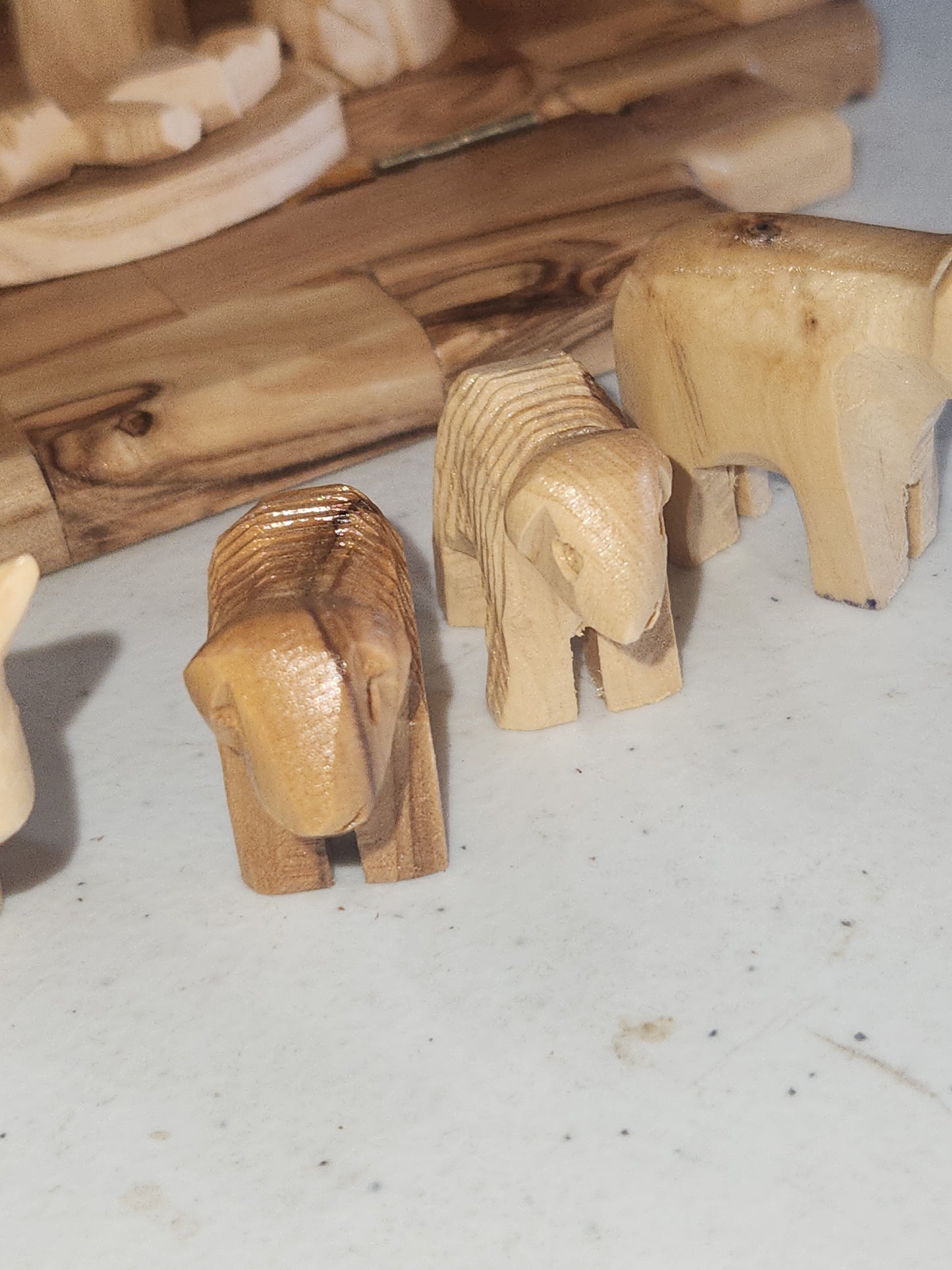 Mini Stable with hard cut nativity figures nat89