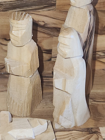 Mini Stable with hard cut nativity figures nat89