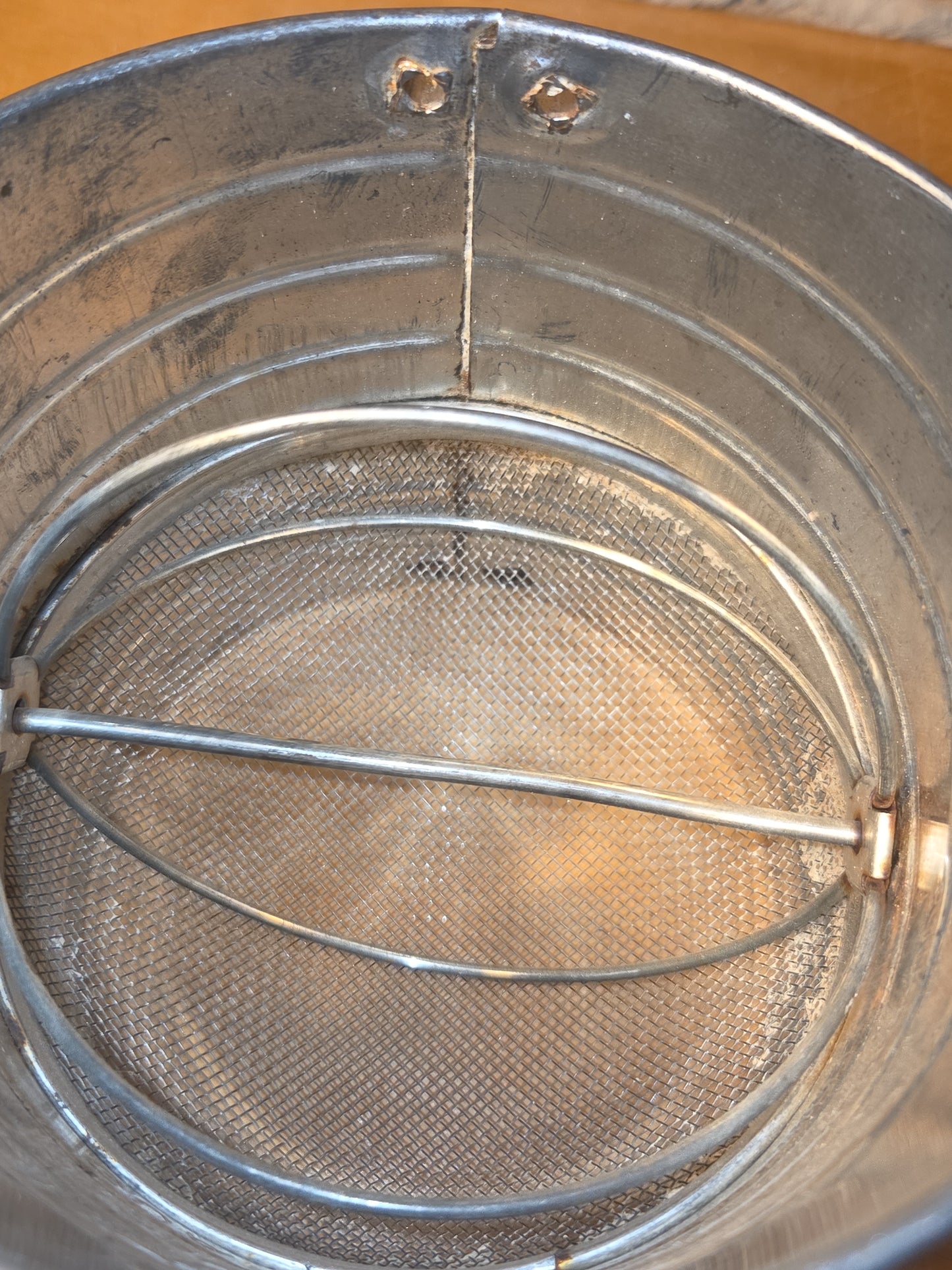Bromwell's Vintage 5-Cup Measuring Flour Sifter with Red Turn Crank and Handle fs88
