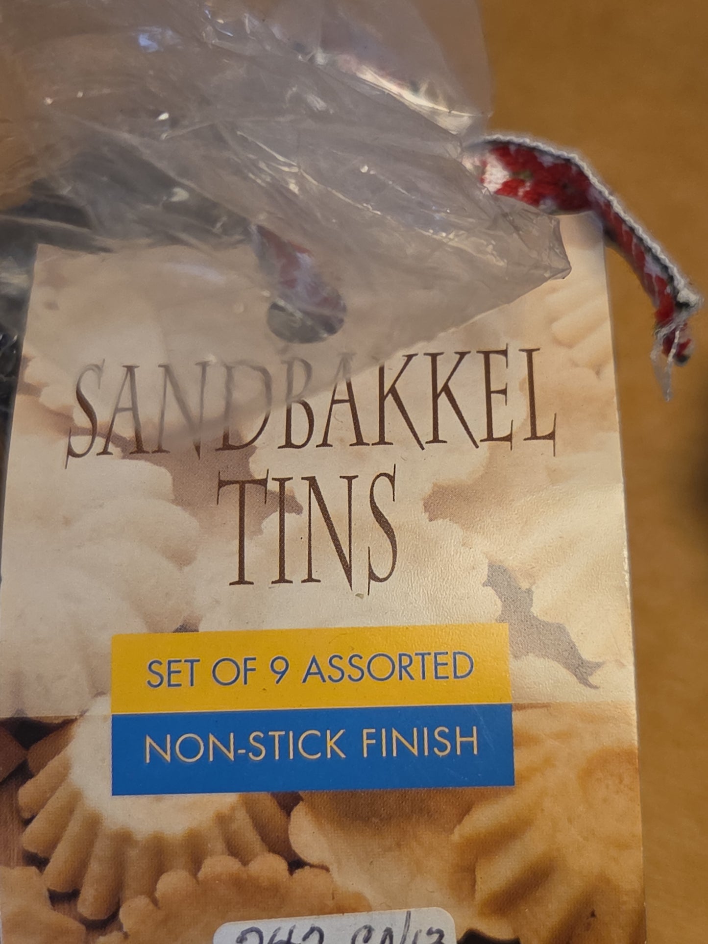 Sandbakkel Assorted Miniature Tins Molds Cups Pans Set of 14 cat13