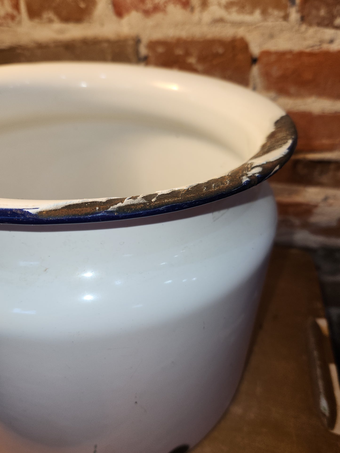 Vintage Enamelware Pot with Lid and Carry Handle Chamber Pot ew112